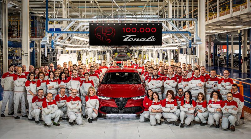 Centomila esemplari per Alfa Romeo Tonale prodotti nello stabilimento campano di Pomigliano d’ Arco: è una versione Sprint colore Rosso Alfa destinata al mercato italiano