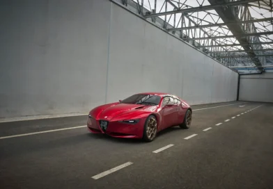 Svelata in anteprima mondiale al Salone dell’Auto di Parigi 2026 la concept car Alfa Romeo Cuorerosso